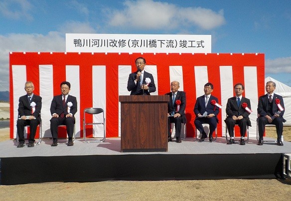 鴨川河川改修(京川橋下流)竣工式に出席する知事