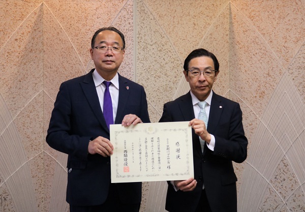 「京都サンガオレンジリボン基金」に係る感謝状の贈呈に出席する知事