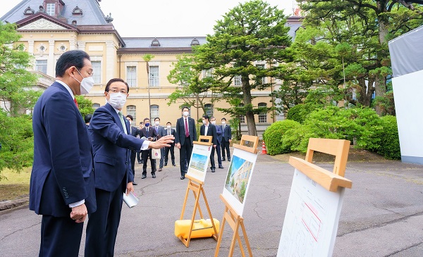 岸田内閣総理大臣の文化庁移転工事現場視察に出席する知事