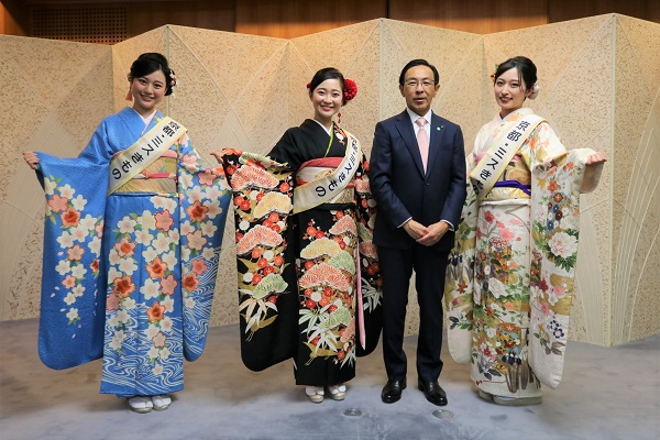 「2022京都・ミスきもの」の表敬訪問に出席する知事