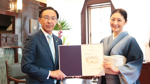 常盤貴子さんの京都府文化観光大使の就任式に出席する知事