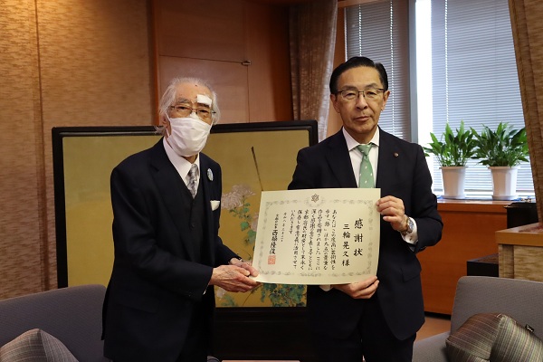 寄附受入に伴う感謝状贈呈に出席する知事