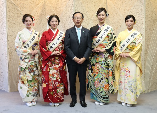 「2023京都・ミスきもの」の表敬訪問に出席する知事