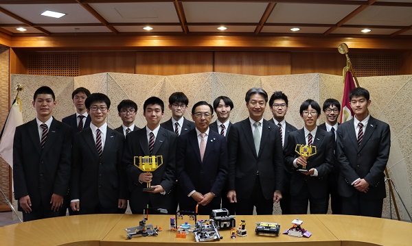 FLL全国大会優勝の東山高等学校ロボット研究会が来庁に出席する知事