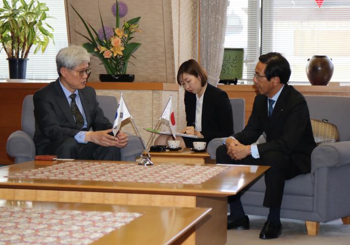 画像：駐大阪大韓民国総領事表敬訪問の様子