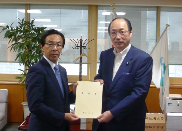 画像：内閣府原子力防災大臣に要望書を提出する様子