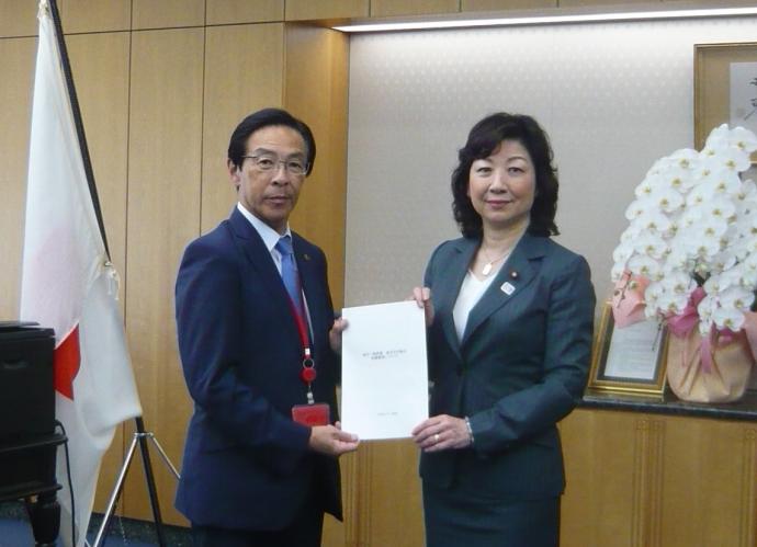 画像：野田総務大臣に要望書を提出する様子