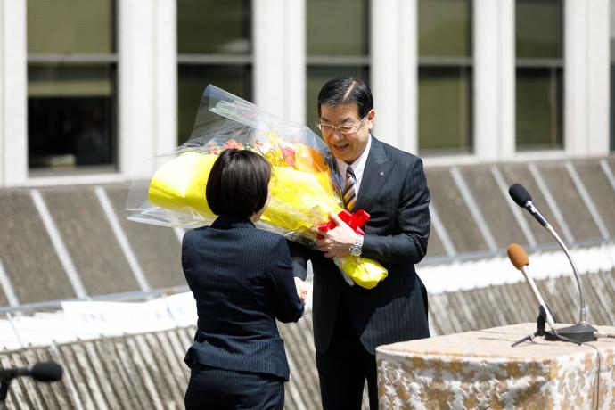 写真：知事退庁式にて花束贈呈される様子