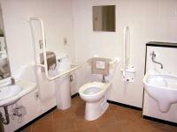 改札内多機能トイレの写真