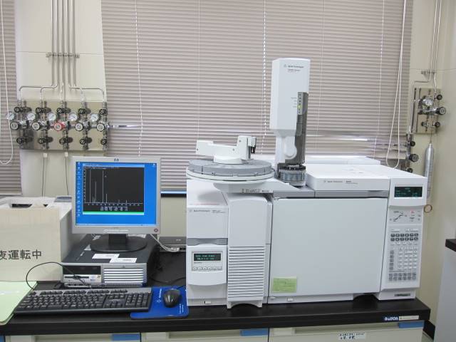 ガスクロマトグラフ質量分析装置(GC-MS)を用いた水質検査の様子