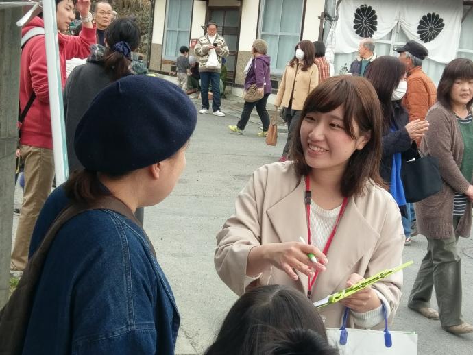 写真:地元の方に聞き取り調査を行う学生