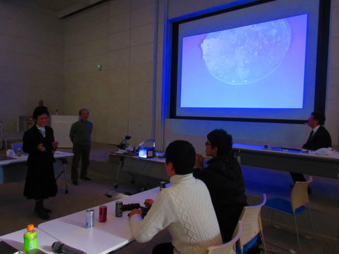 写真:教育用ICT機器体験セミナーを受講する学生