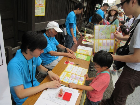 写真：宇治茶スタンプラリーを主催した学生