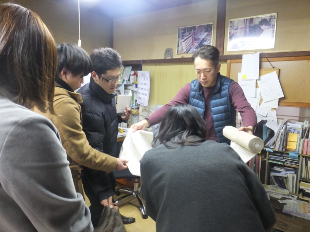 写真:織物会社を見学する学生