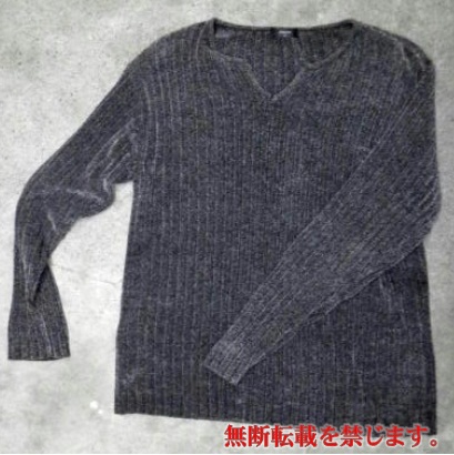 灰色セーター