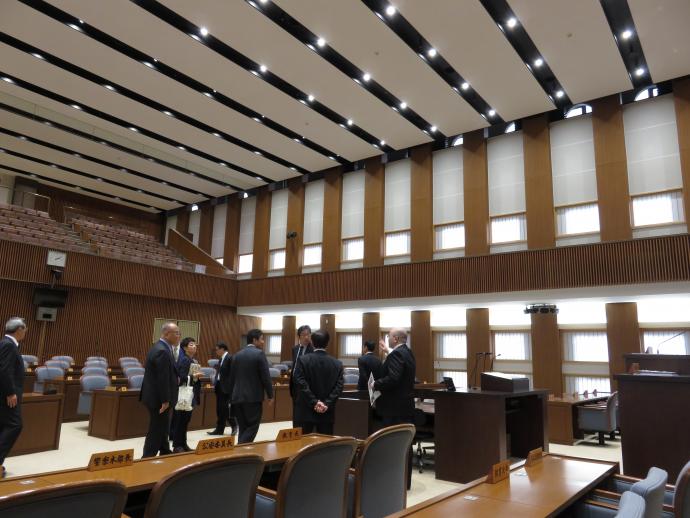 青森県議会概要説明を聴取した後、改修された議場や執務室を見学