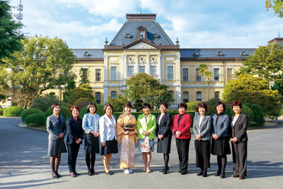 府議会の女性議員の写真