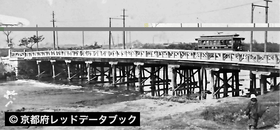勧進橋を渡る伏見方面行きの電車