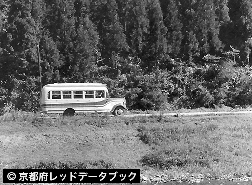 大堰川沿いの花脊原地新田を走るボンネット型の京都バス