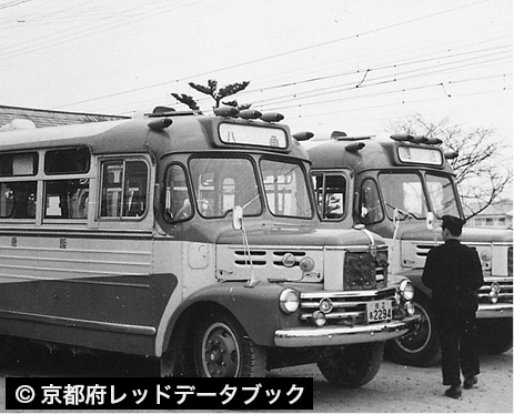 八角行のボンネット型の阪急バス