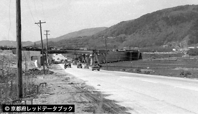 建設中の名神高速道路と国道171号線の交差