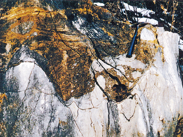 京丹波町質志石灰岩に見られるペルム紀一三畳紀不整合（砕石場跡）
