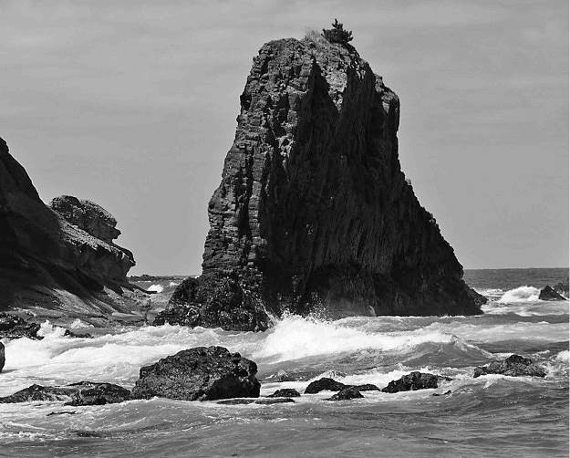 波打ち際から見た屏風岩。2010年4月　小滝篤夫撮影