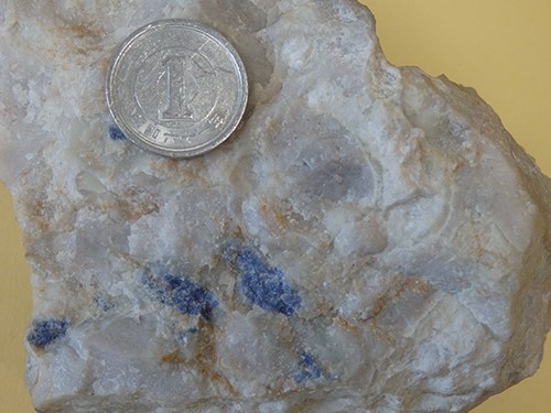 夜久野鉱山のダイアスポア（白い部分）に含まれるコランダム（サファイア質の青い部分）