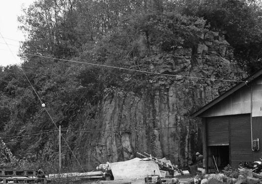 右の写真の向かい側、道路と牧川をはさんだ西側の露頭、柱状節理とその上の板状節理がよくみえる。1967年11月8日　石田志朗撮影