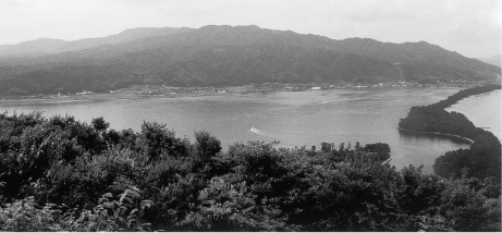 阿蘇海と背後の山田断層崖