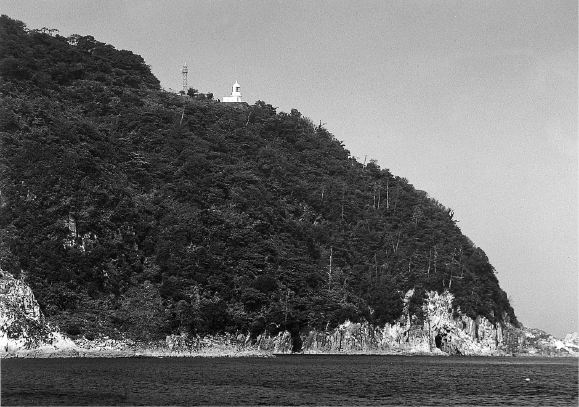 京丹後市丹後町　経ヶ岬の灯台と海食崖