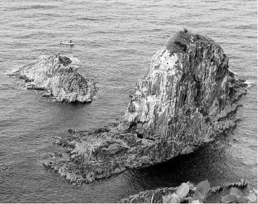 同、経ヶ岬の安山岩からなる孤立小島