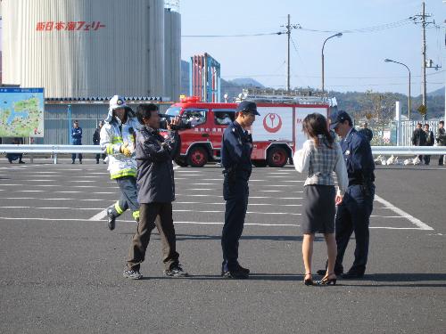 （訓練）事情を聴取する府警察と舞鶴市消防