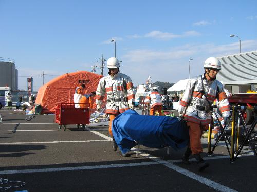 （訓練）除染テントの設営に当たる京都市消防（1）