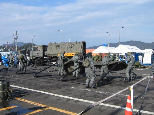 （訓練）除染テント等の設営に当たる陸上自衛隊第7普通科連隊