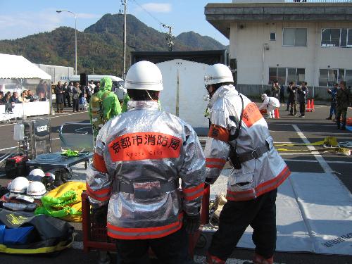 （訓練）除染テントの設営に当たる京都市消防（2）
