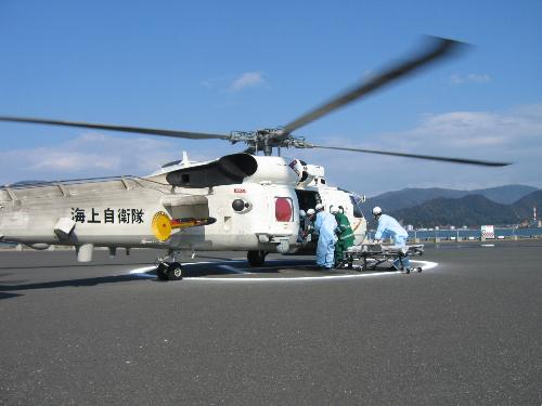 （訓練）海上自衛隊ヘリコプターによる搬送