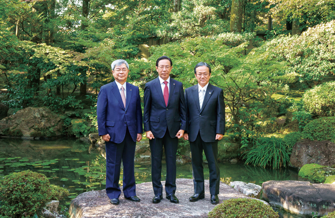 京都産業21の新旧理事長と西脇知事の写真