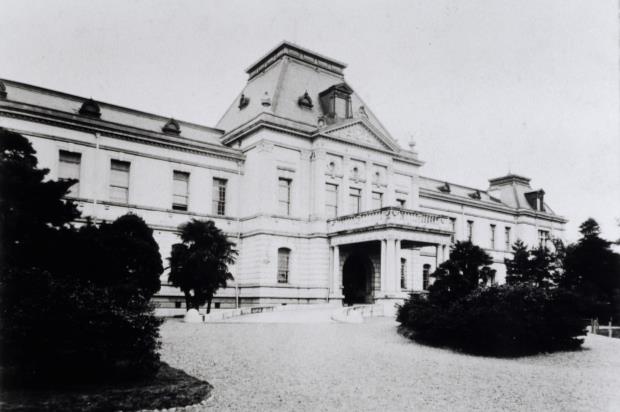 写真：府庁舎（現旧本館）