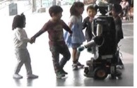 ロボットを取り囲む子どもたち