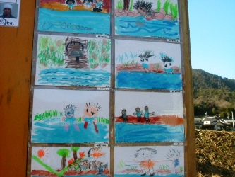 現場事務所の掲示板を彩る子供たちが描いた作品