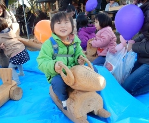 写真:木馬に乗る子ども