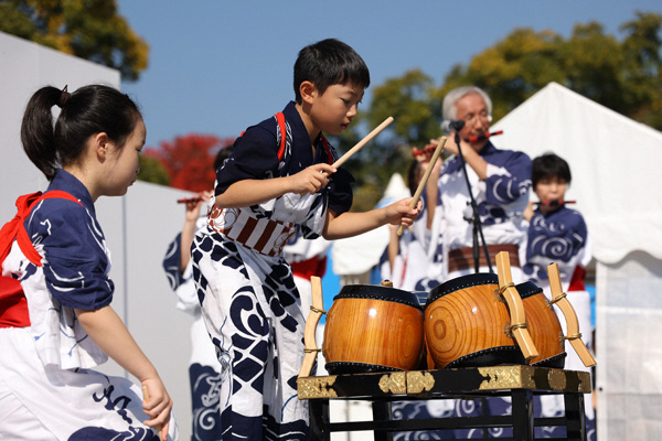 府民交流フェスタの中堂寺六斎念仏踊りステージの様子