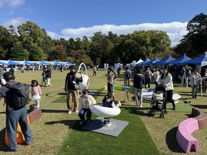 インクルーシブ遊具で遊んでいる様子