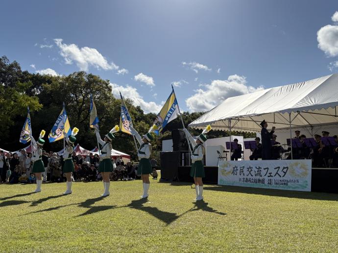 京都府警察音楽隊＆カラーガード隊のパフォーマンスの様子