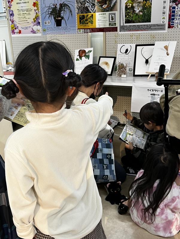 科博連サイエンスフェス植物園ブースのようす子どもの写真