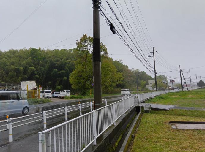 道路から見た現場