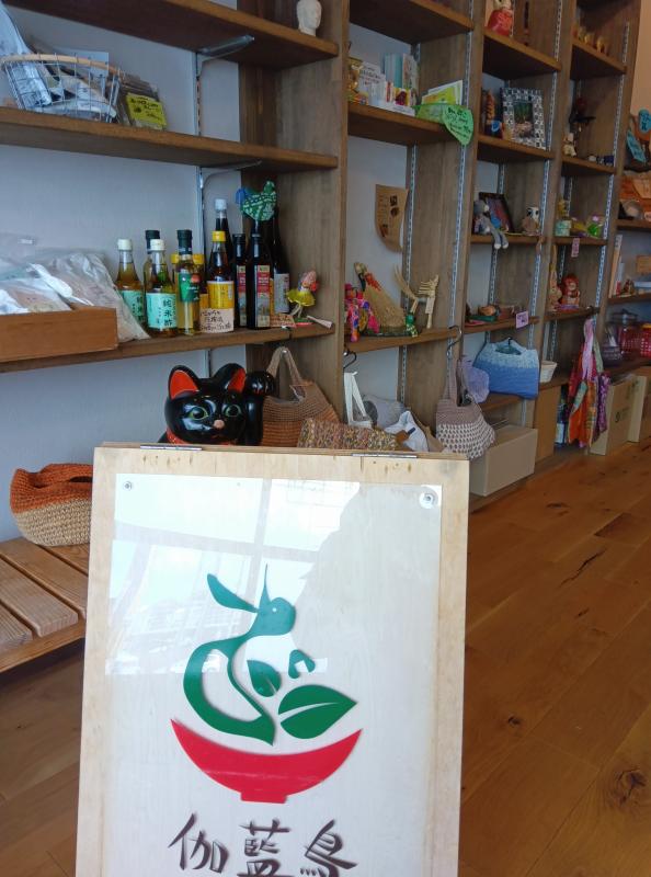 カフェ伽藍鳥の店内