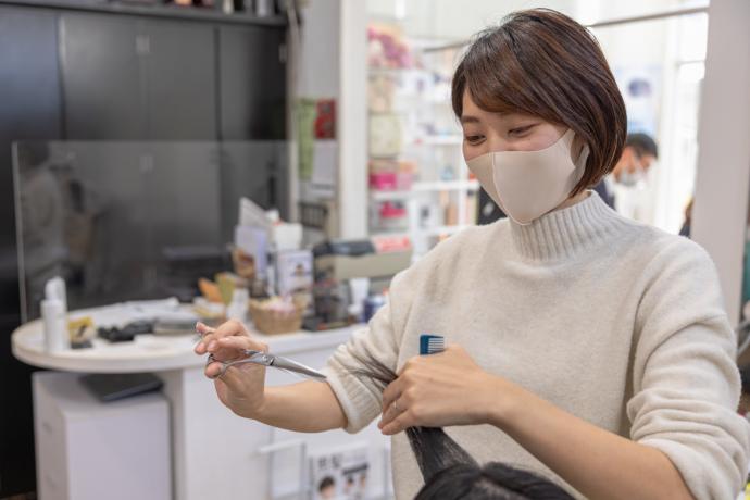 お客さんの髪を切る矢野さん