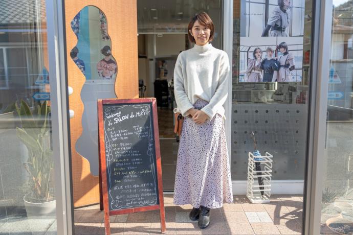 お店の前に立つ矢野さん